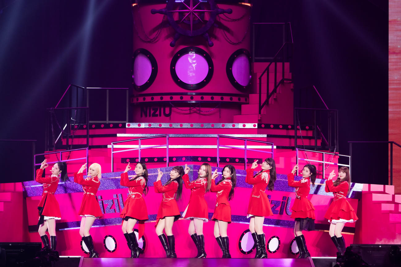 初のドーム公演を開催したNiziU。左からAYAKA、RIKU、MAKO、MAYUKA、RIO、MAYA、NINA、RIMA、MIIHI（田中聖太郎氏撮影）