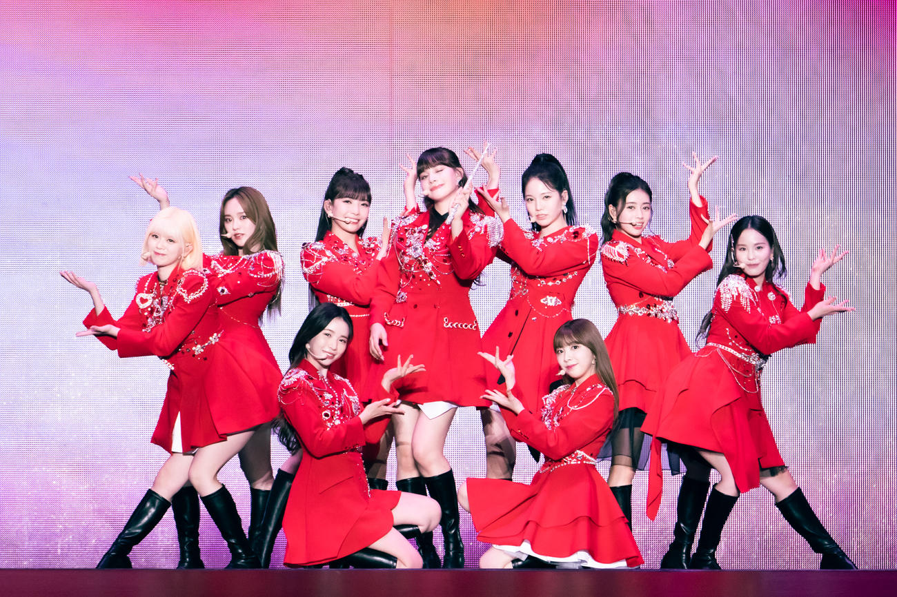 初のドーム公演を開催したNiziU。前列左からMAYA、MIIHI、後列左からRIKU、RIO、MAYUKA、NINA、AYAKA、RIMA、MAKO（田中聖太郎氏撮影）