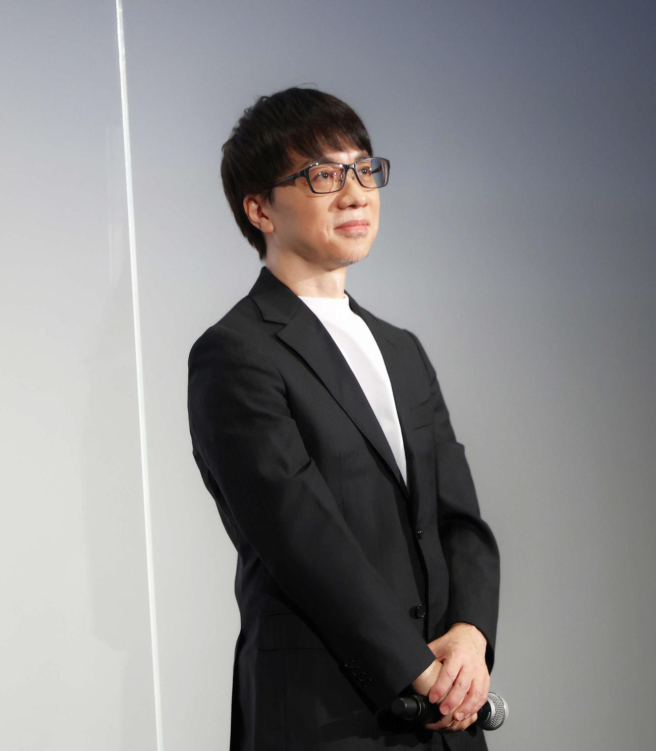 22年11月11日、映画「すずめの戸締まり」公開初日舞台あいさつに臨んだ新海誠監督