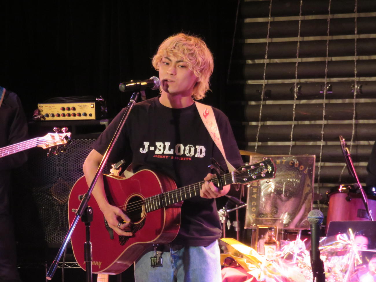 ジョニーさんの曲を熱唱する孫の恵太