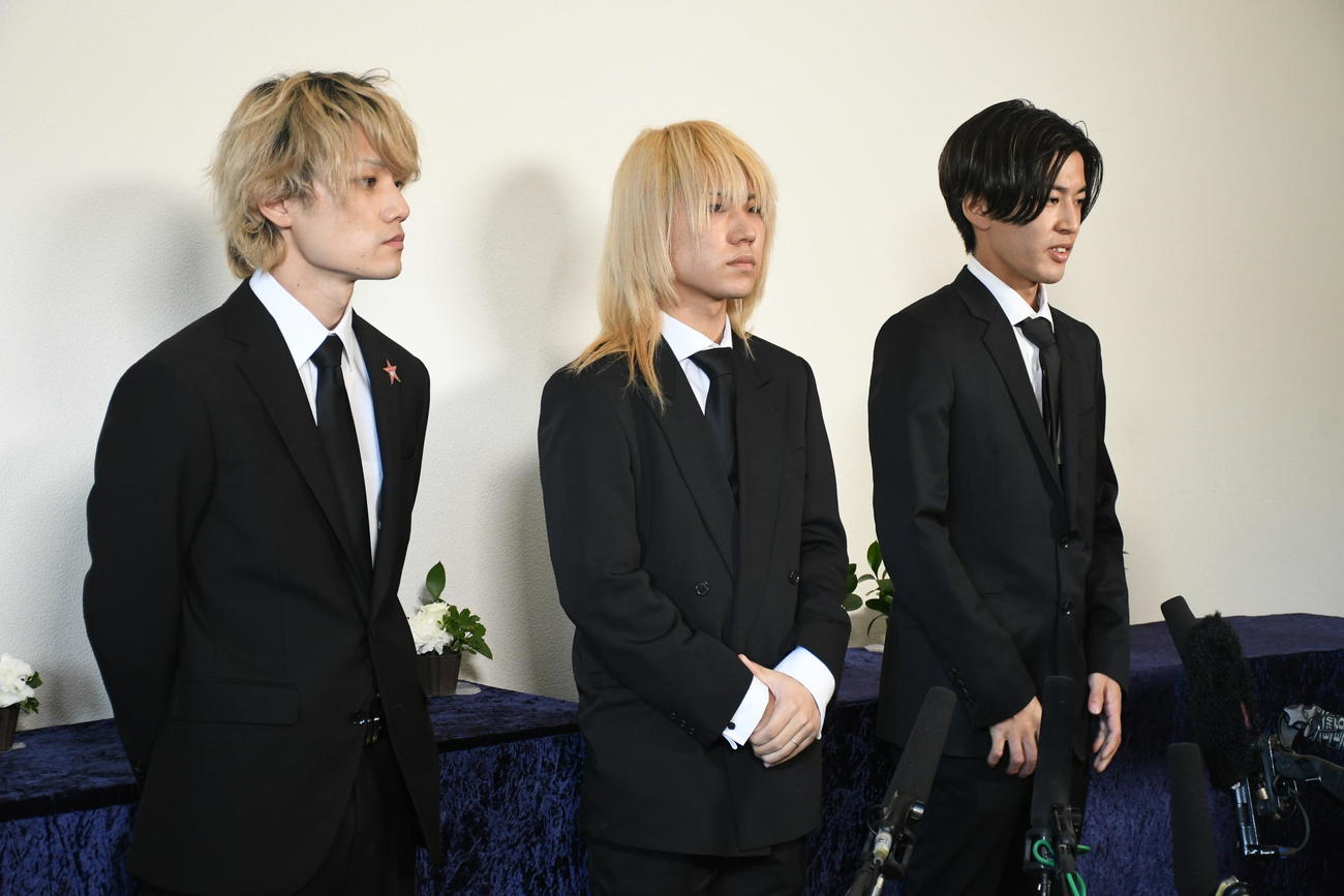 亡くなったYOSHIさんについて思いを語るバンドメンバーの、左からギターのkyohey、FURUTATSU、KAIRI（撮影・大友陽平）