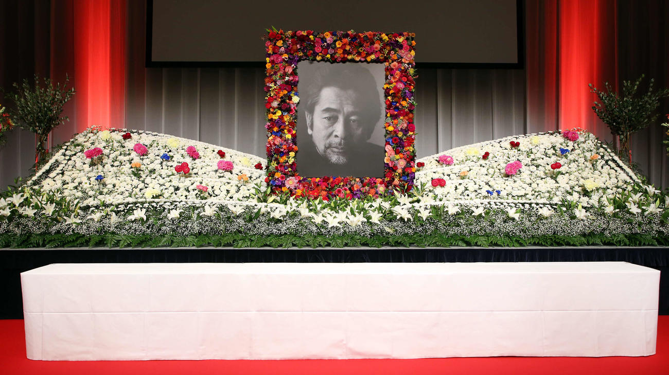 古谷一行さんお別れの会で古谷一行さんの遺影が飾られた祭壇（撮影・宮地輝）