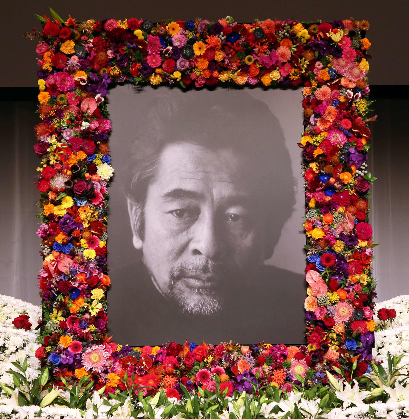 古谷一行さんお別れの会の祭壇に飾られた古谷一行さんの遺影（撮影・宮地輝）