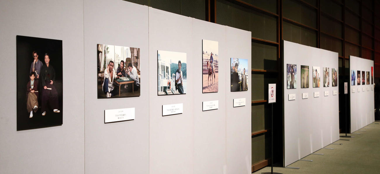 古谷一行さんのお別れの会で出演した作品の写真が飾られる（撮影・宮地輝）
