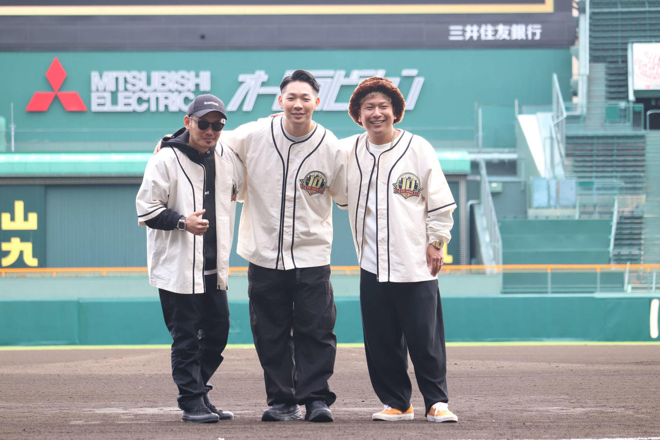 甲子園でのライブ、「ベリーグッドマン～甲子園LIVE2023～」を発表したベリーグッドマン。左からHiDEX、Rover、MOCA