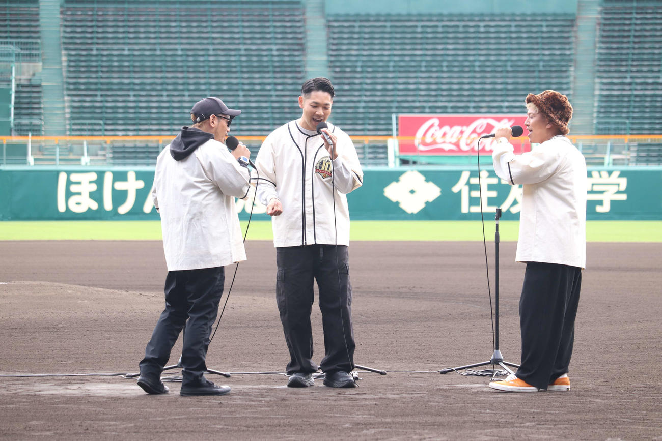 「ベリーグッドマン～甲子園LIVE2023～」の記者発表会で、代表曲「ハイライト」を歌うベリーグッドマン。左からHiDEX、Rover、MOCA