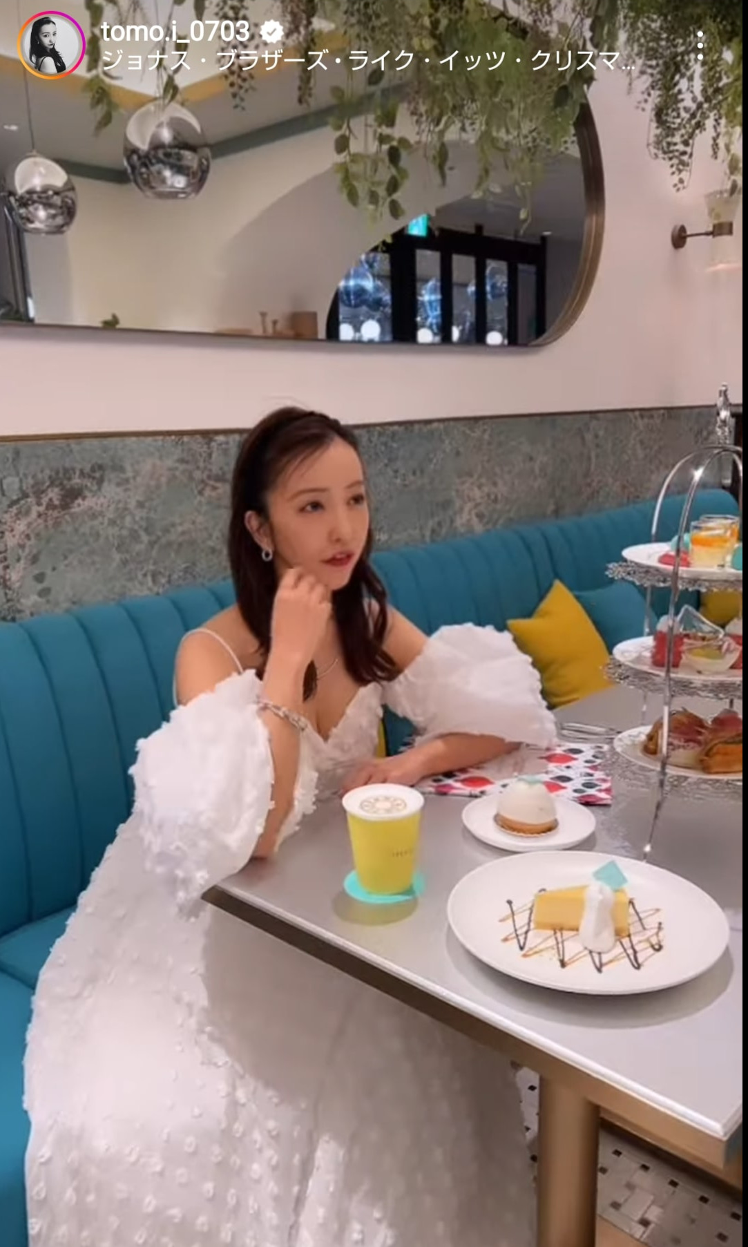 ティファニーのクリスマス限定カフェで白いドレス姿を披露した板野友美（インスタグラムより）