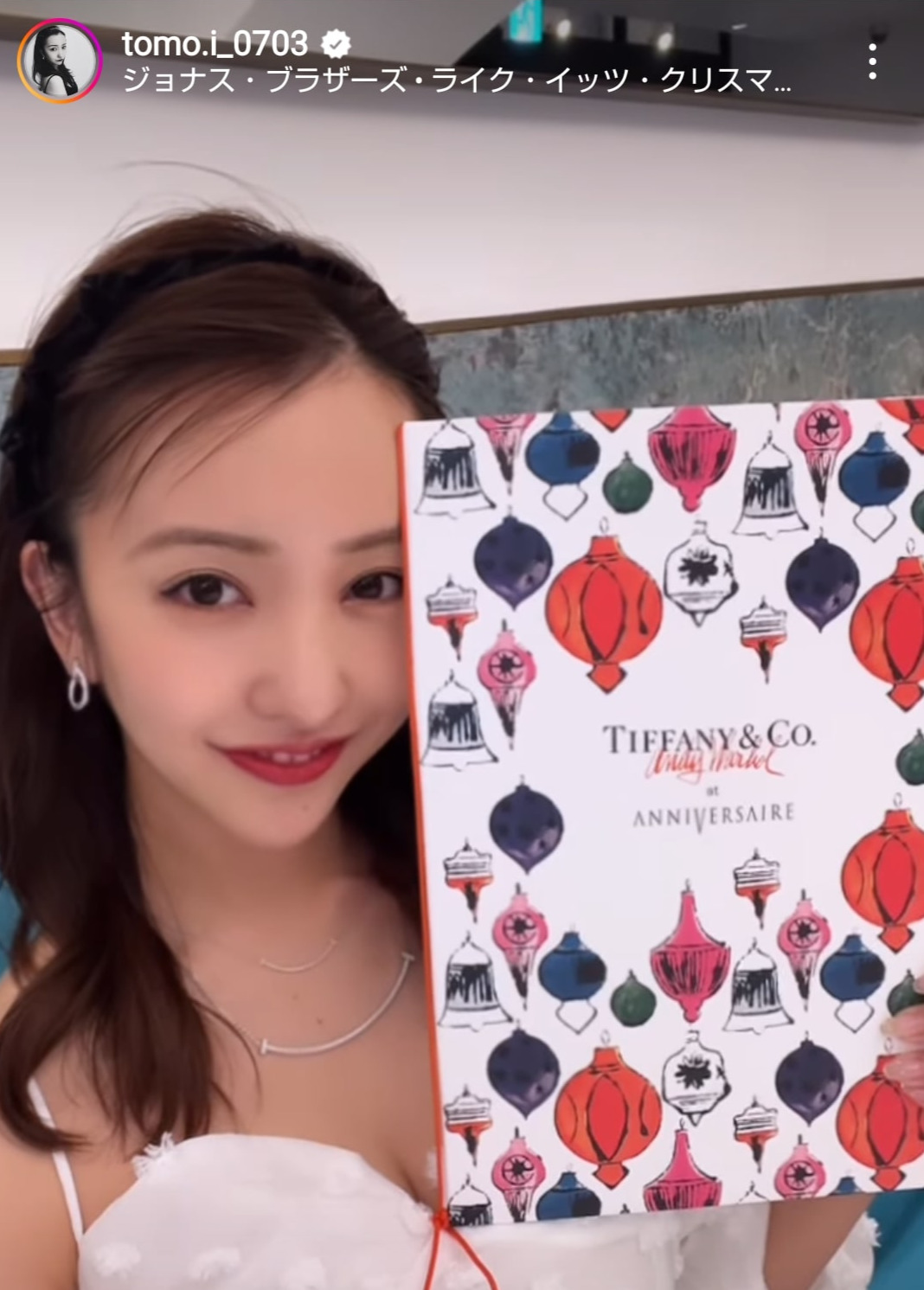 ティファニーのクリスマス限定カフェで白いドレス姿を披露した板野友美（インスタグラムより）