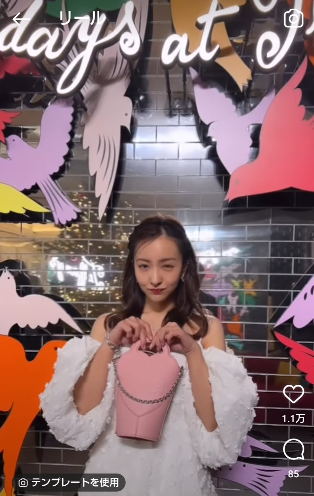 ティファニーのクリスマス限定カフェで白いドレス姿を披露した板野友美（インスタグラムより）