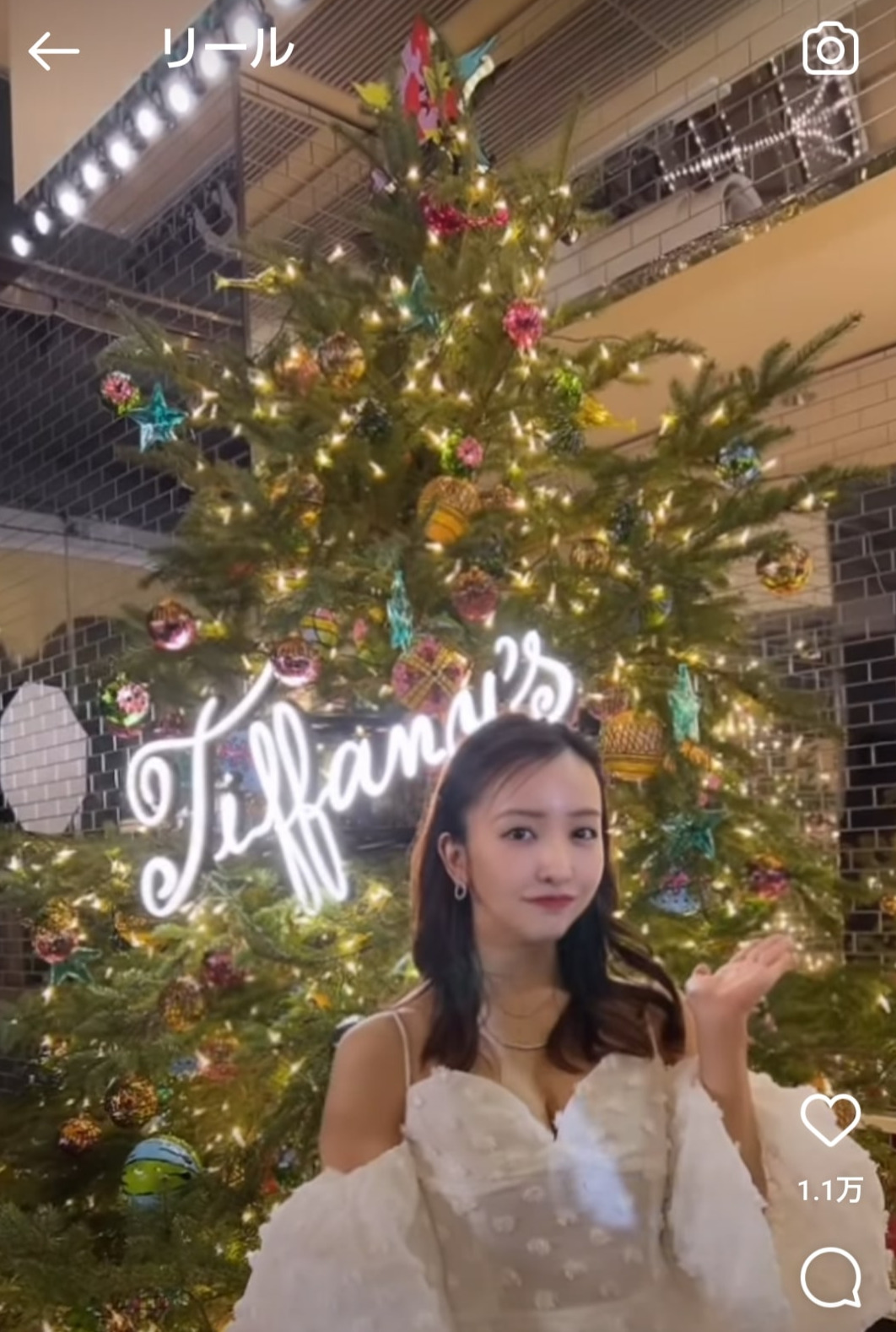 クリスマスツリーの前でポーズを取る板野友美（インスタグラムより）