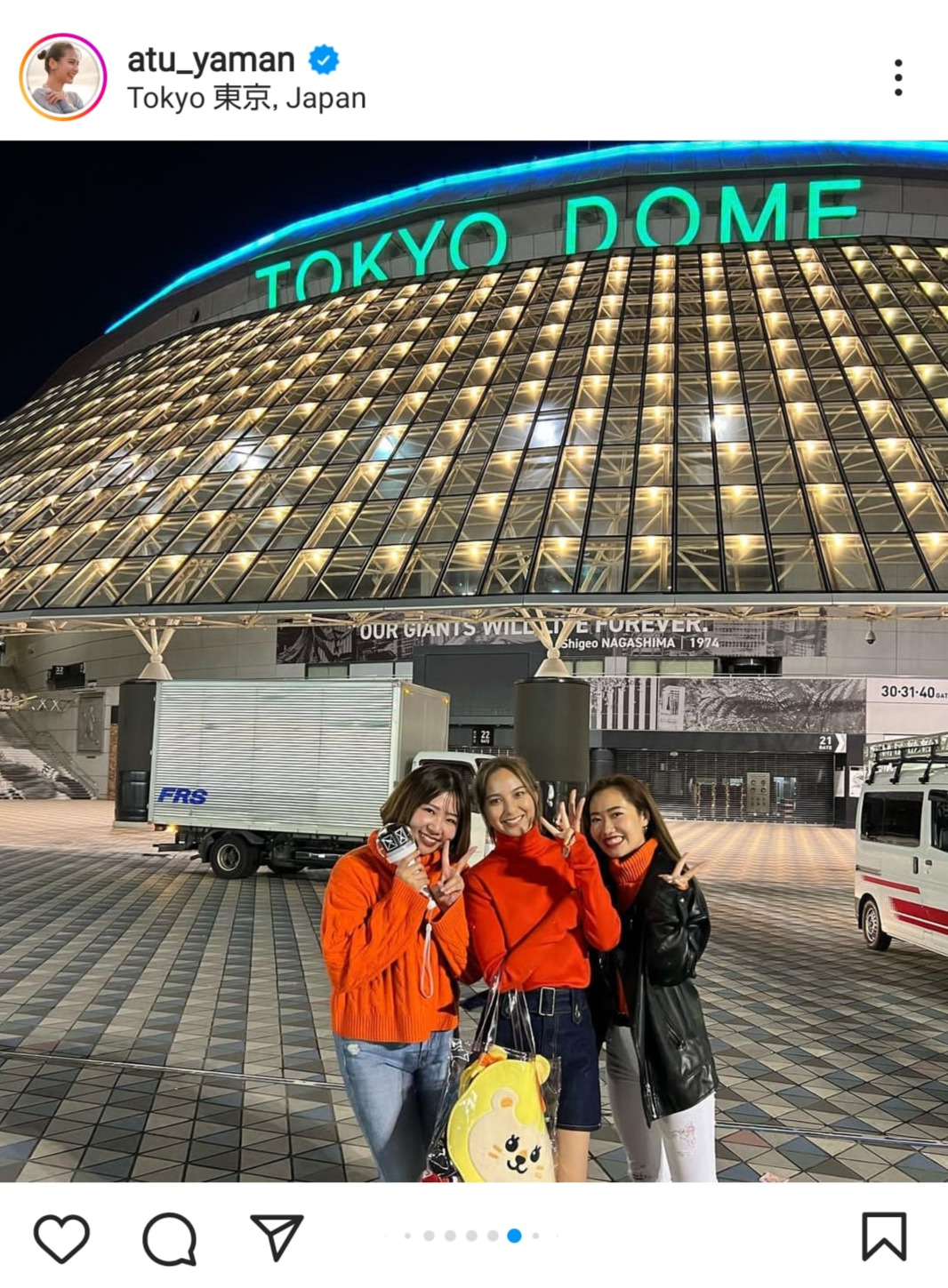 妹のNiziU・MAKOのライブを訪れた山口厚子。東京ドームをバックに記念撮影（インスタグラムより）