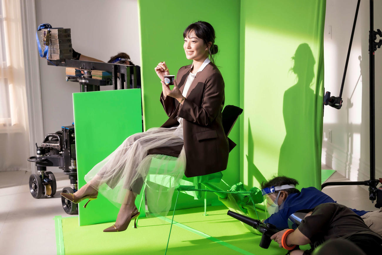 ロッテのアイスクリーム「レディーボーデン」の新CMキャラクターに起用され、CM撮影に臨む菅野美穂