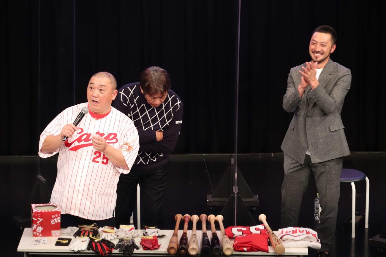 「だってカープが好きなんだもん～カープファンじゃなくたって楽しいじゃないかSP～」で抽選会に当選したファンに拍手する、広島菊池涼介内野手（右）。ぼか左から山本圭壱、高橋慶彦氏（撮影・加藤理沙）