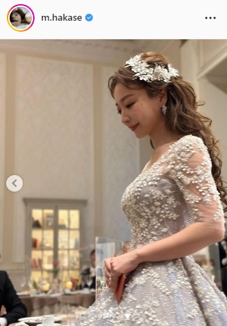 お色直ししたドレス姿の竹内渉（葉加瀬マイのインスタグラムより）