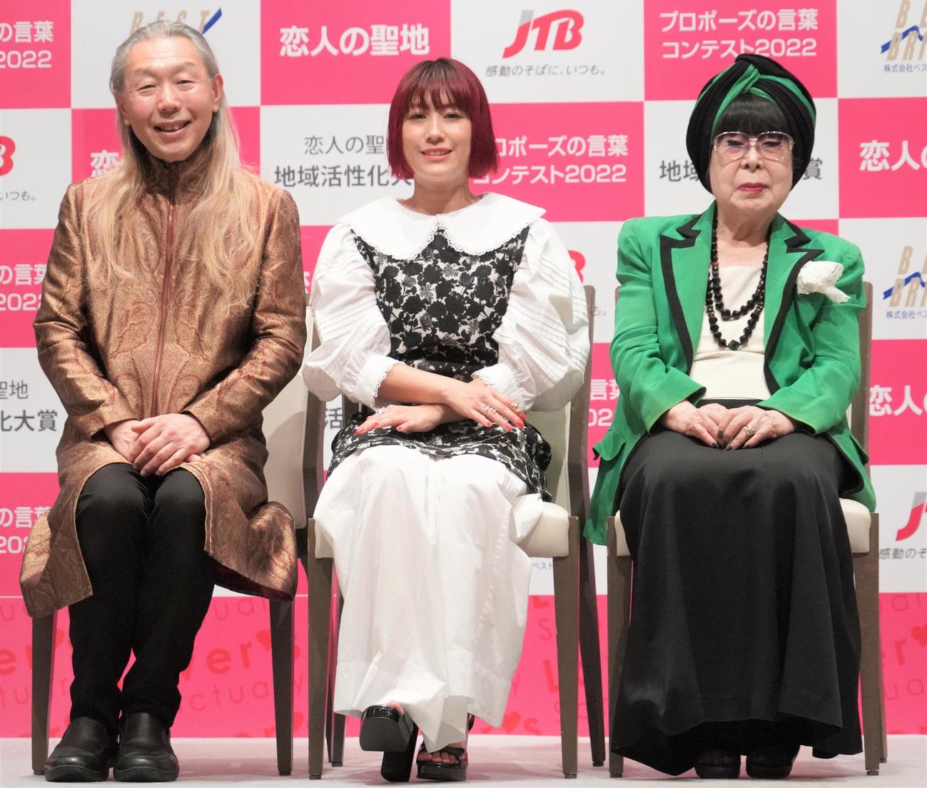 「第16回全国プロポーズの言葉コンテスト2022」の記者発表会に出席した、左から假屋崎省吾氏、IMALU、桂由美氏（撮影・佐藤成）