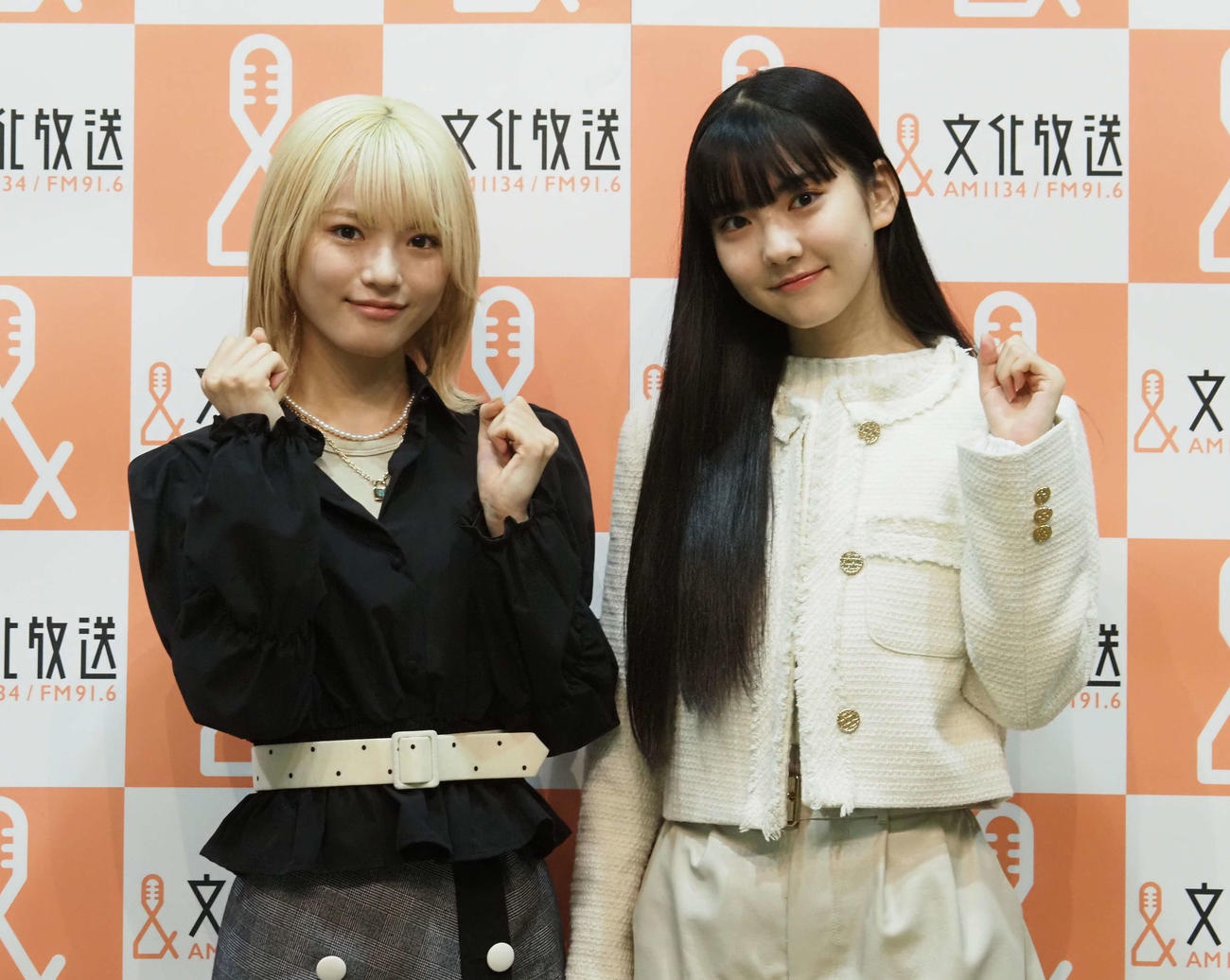 文化放送社長会見に出席したGirls2の鶴屋美咲（左）と菱田未渚美（撮影・遠藤尚子）
