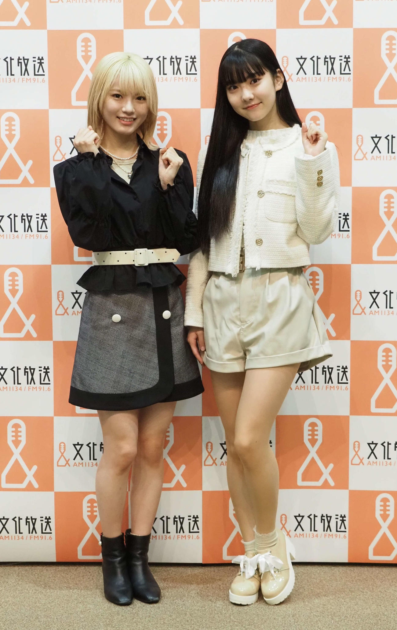 文化放送社長会見に出席したGirls2の鶴屋美咲（左）と菱田未渚美（撮影・遠藤尚子）