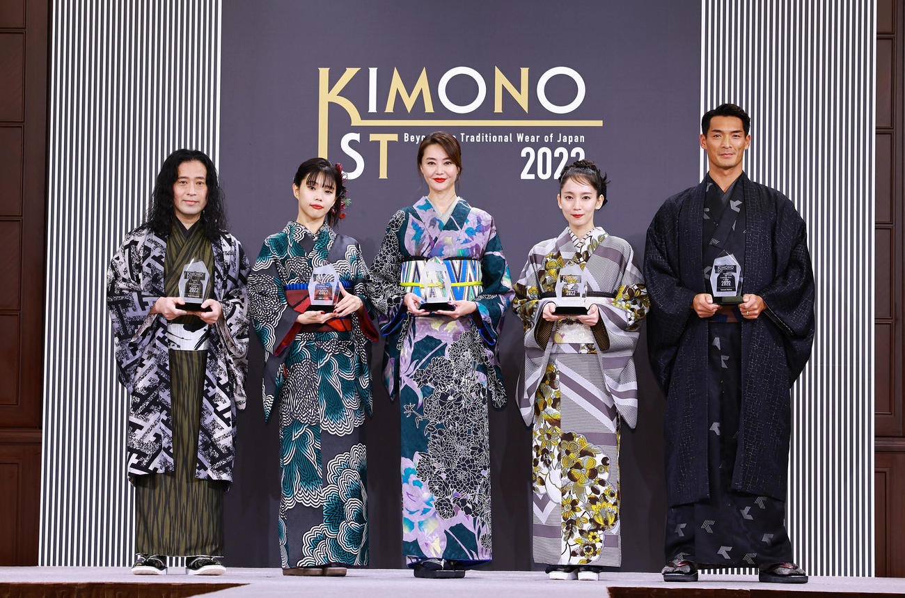第2回KIMONOIST（キモノイスト）授賞式でトロフィーを手に写真に納まる、左から又吉直樹、アイナ・ジ・エンド、観月ありさ、吉岡里帆、槙野智章（撮影・垰建太）
