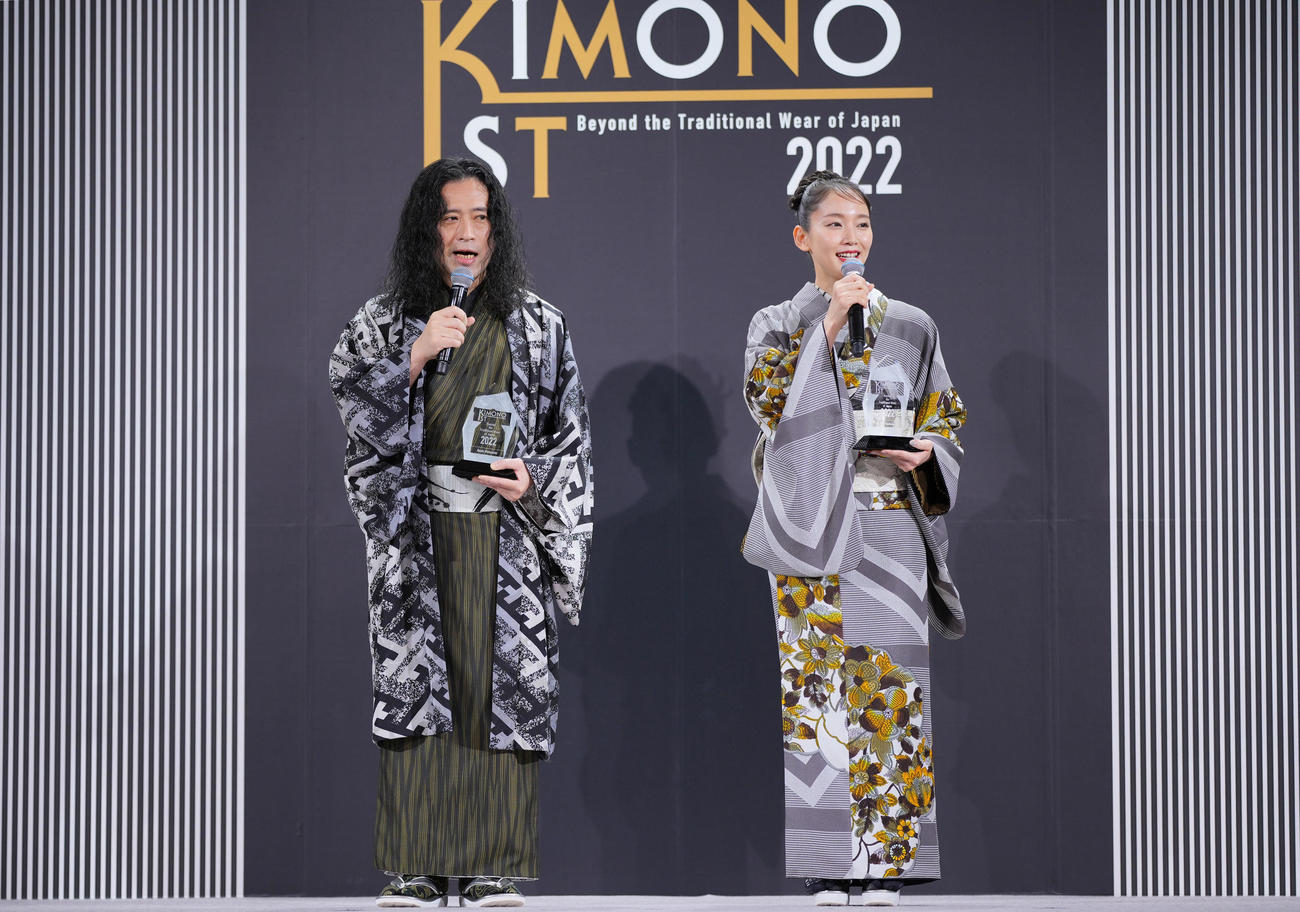 第2回KIMONOIST（キモノイスト）授賞式で感想を語る吉岡里帆（右）と又吉直樹（撮影・垰建太）