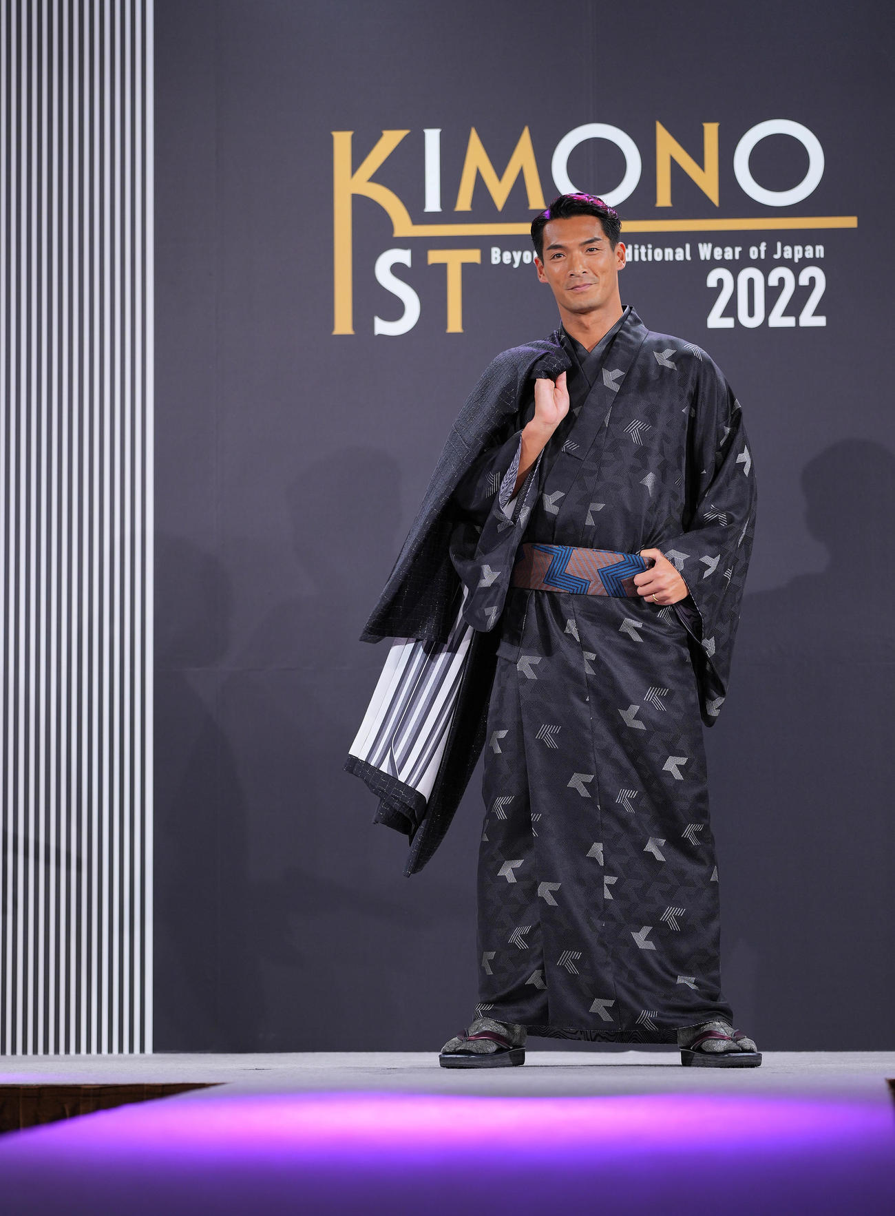 第2回KIMONOIST（キモノイスト）授賞式のランウエーでポージングする槙野智章（撮影・垰建太）