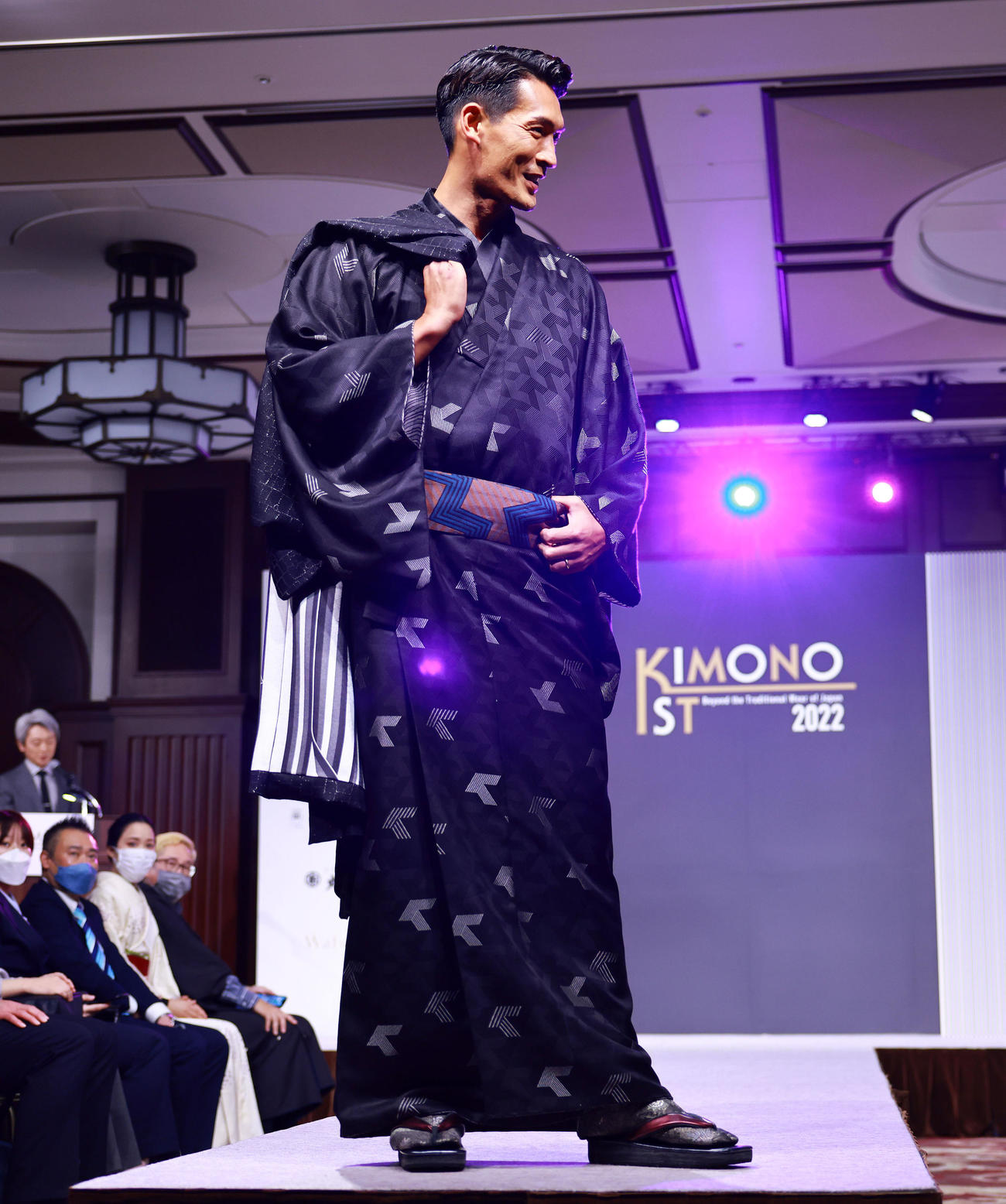 第2回KIMONOIST（キモノイスト）授賞式のランウエーでポージングする槙野智章（撮影・垰建太）