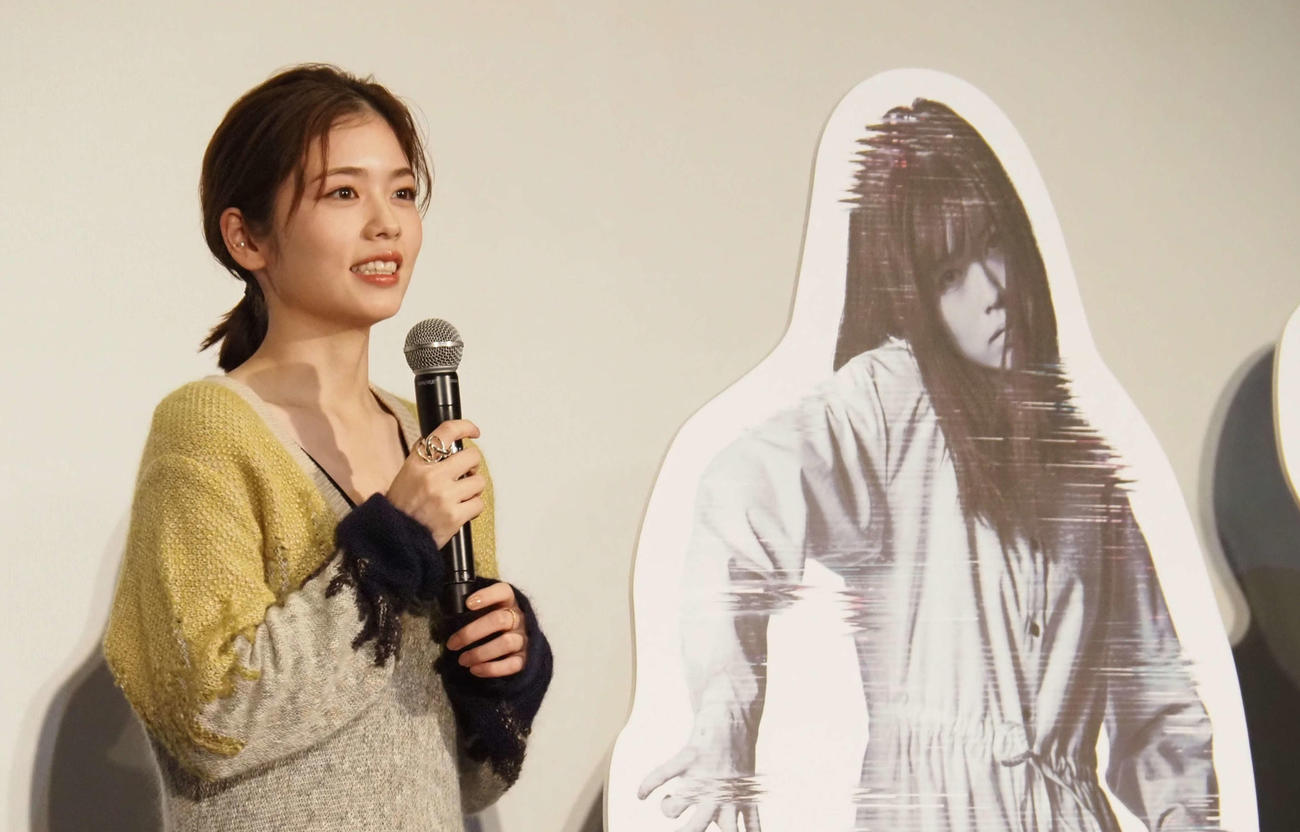 “貞子化”した自身のパネルと並ぶ小芝風花（撮影・遠藤尚子）