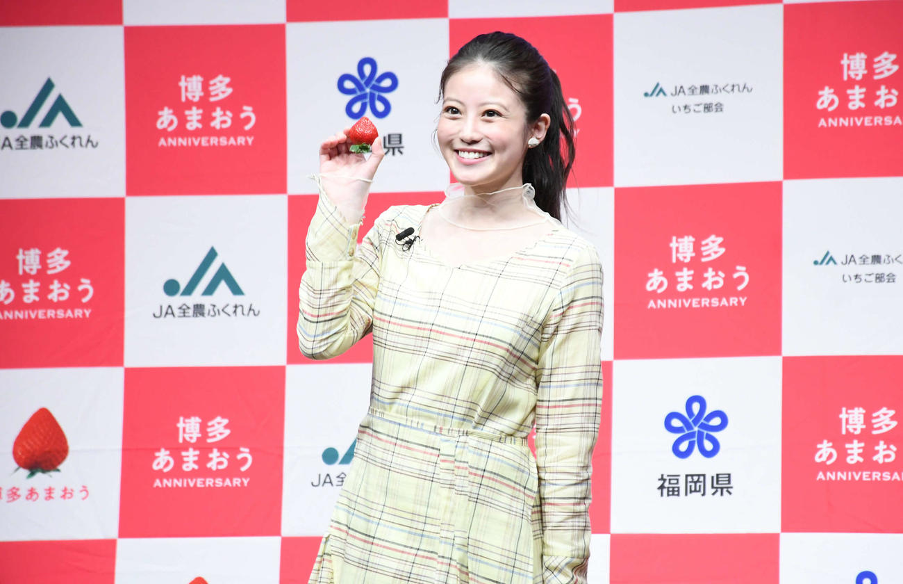 「博多あまおう20周年プレスイベント」でポーズを決める今田美桜（撮影・大友陽平）