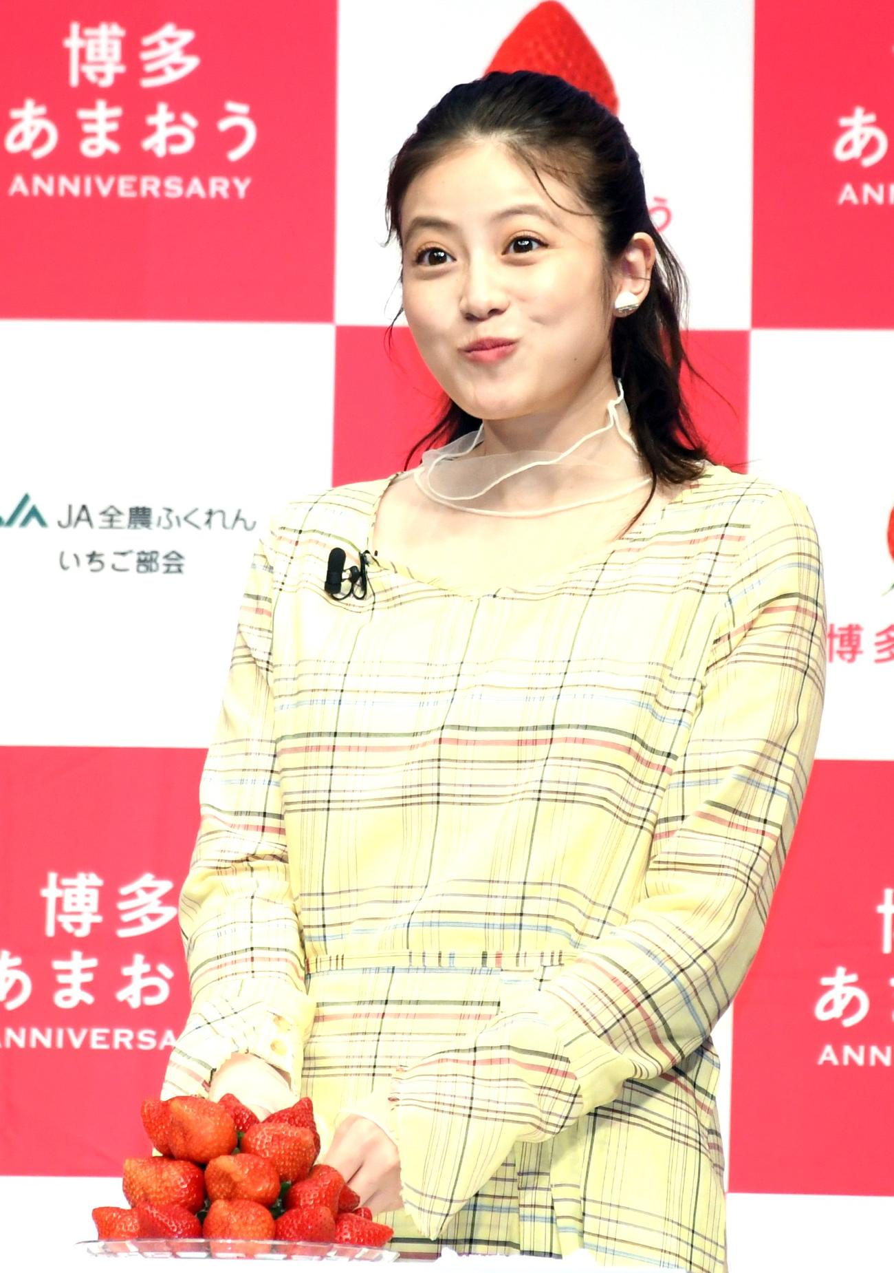 「博多あまおう20周年プレスイベント」で博多あまおうを試食する今田美桜（撮影・大友陽平）