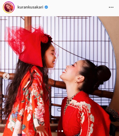 愛娘と見つめ合う紅蘭（紅蘭のインスタグラムより）