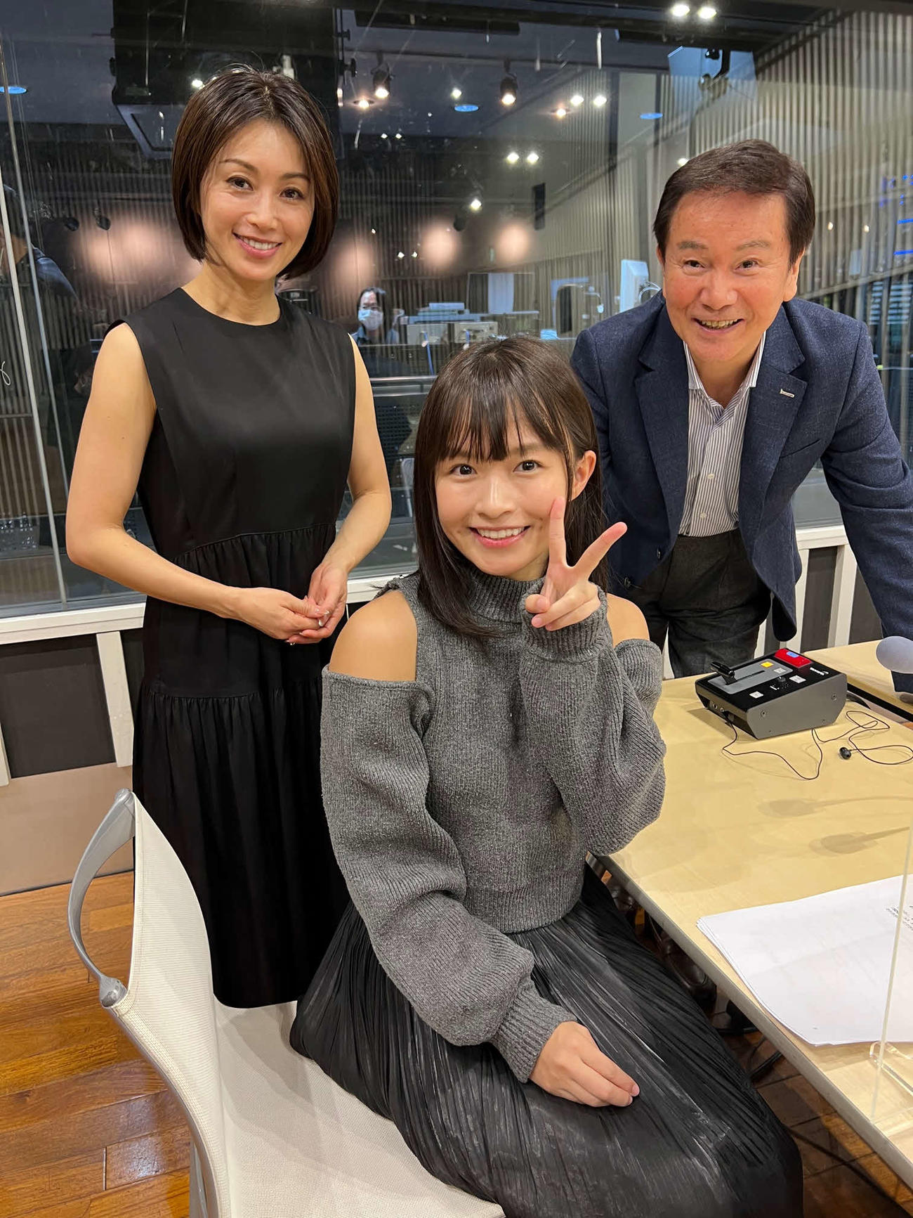 森田健作（右）のラジオ番組にゲスト出演した百川晴香（中）と番組アシスタントの酒井法子