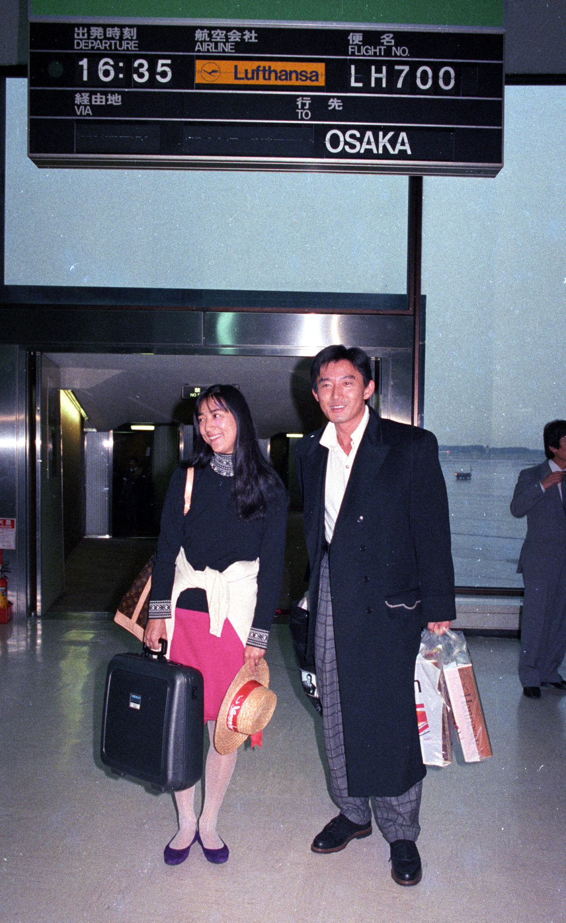 88年10月、俳優の石田純一とイタリア・フィレンツェで極秘結婚後、一緒に帰国