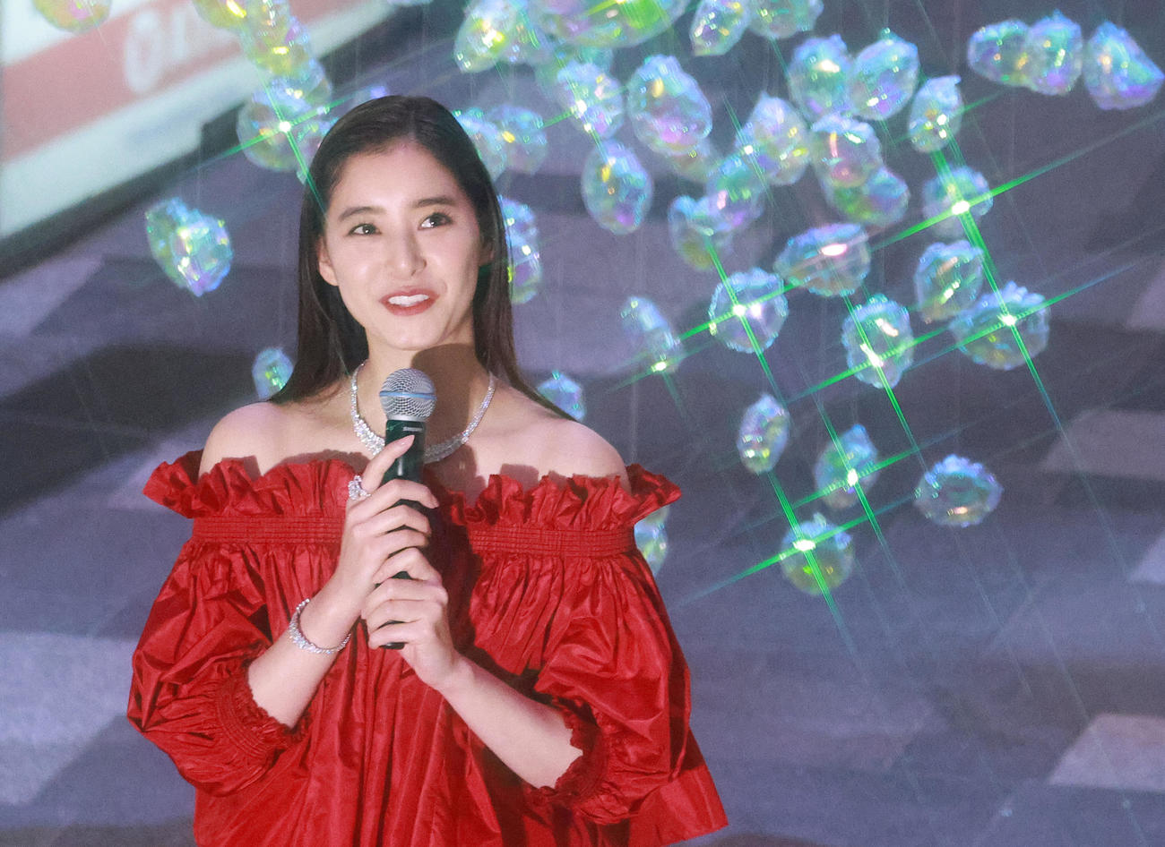 「表参道ヒルズ　イルミネーション点灯式」でトークショーを行う新木優子（撮影・中島郁夫）