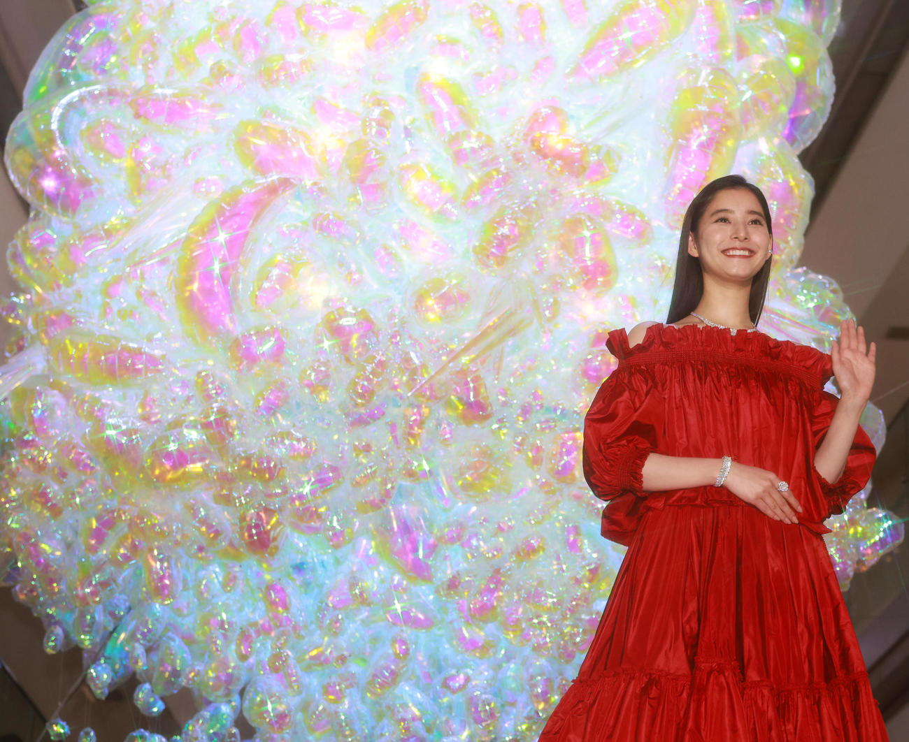 「表参道ヒルズ　イルミネーション点灯式」で手を振る新木優子（撮影・中島郁夫）