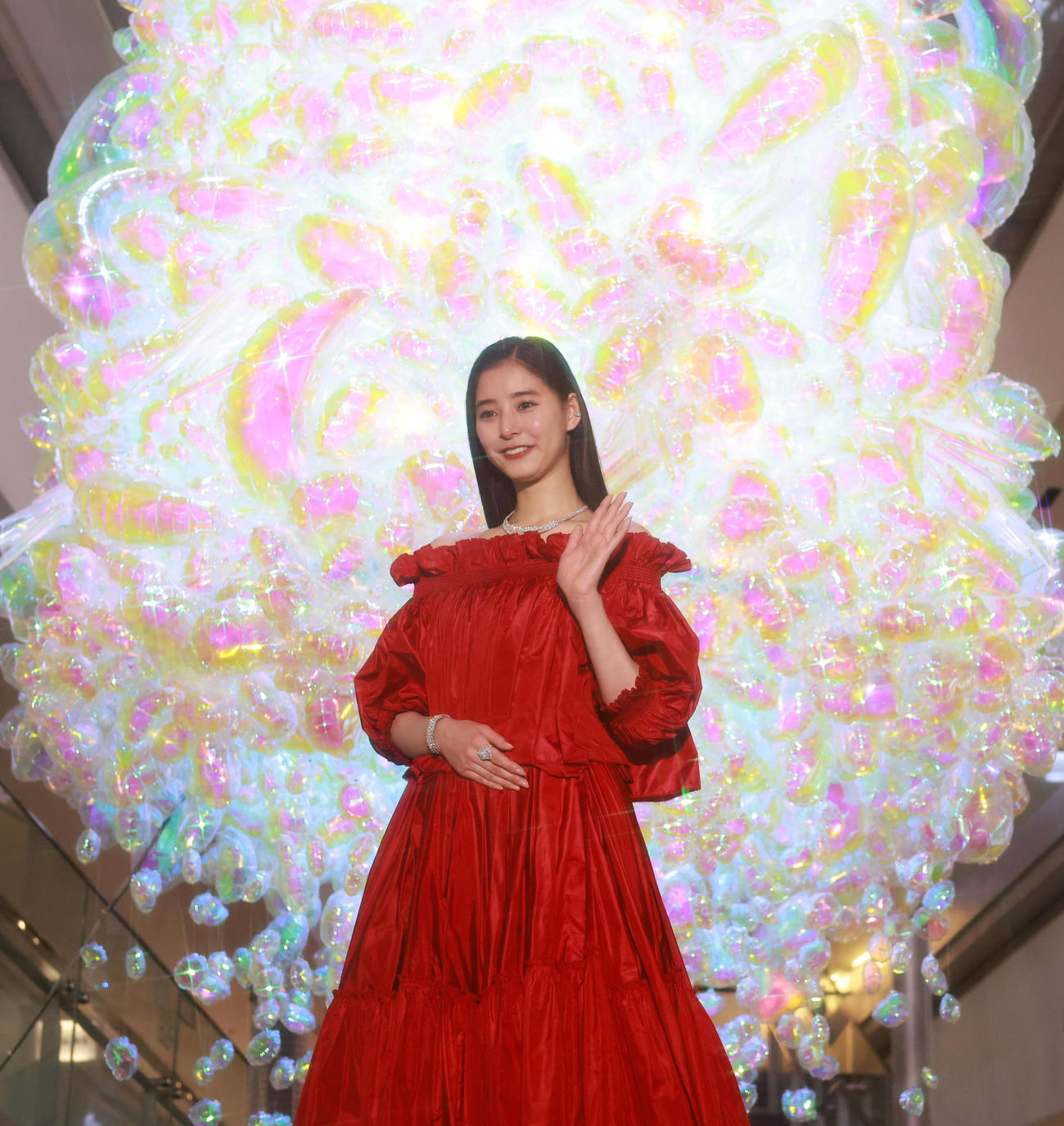 「表参道ヒルズ　イルミネーション点灯式」で手を振る新木優子（撮影・中島郁夫）