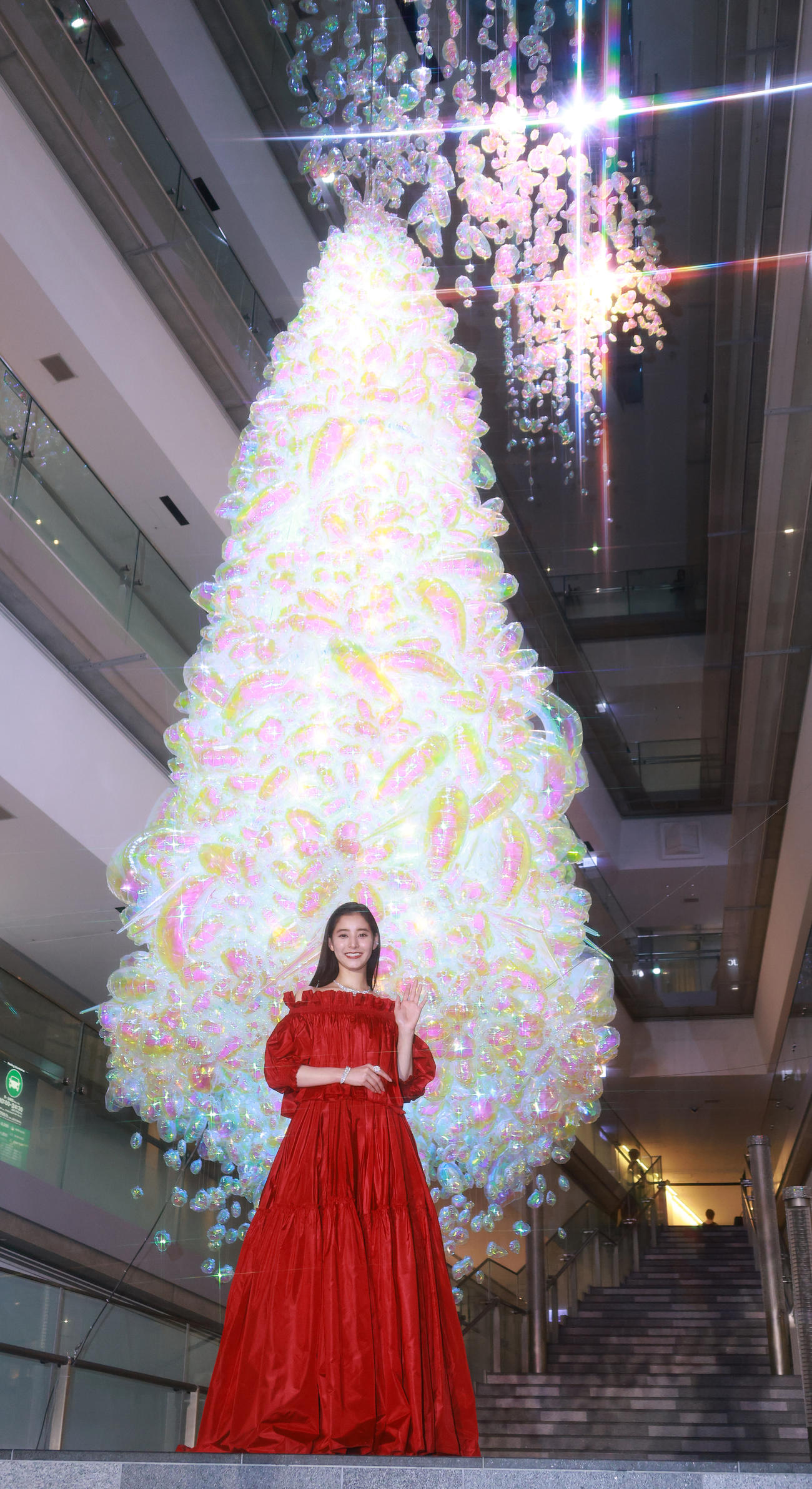 「表参道ヒルズ　イルミネーション点灯式」で手を振る新木優子（撮影・中島郁夫）