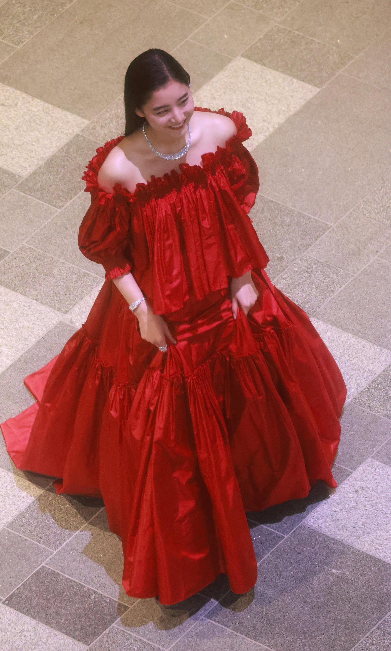 「表参道ヒルズ　イルミネーション点灯式」に向かう新木優子（撮影・中島郁夫）