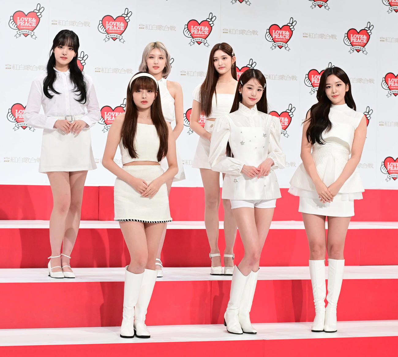 第73回NHK紅白歌合戦初出場が決まり会見に臨むIVEの、前列左からレイ、ウォニョン、ユジン、後列左からリズ、ガウル、イソ（撮影・小沢裕）