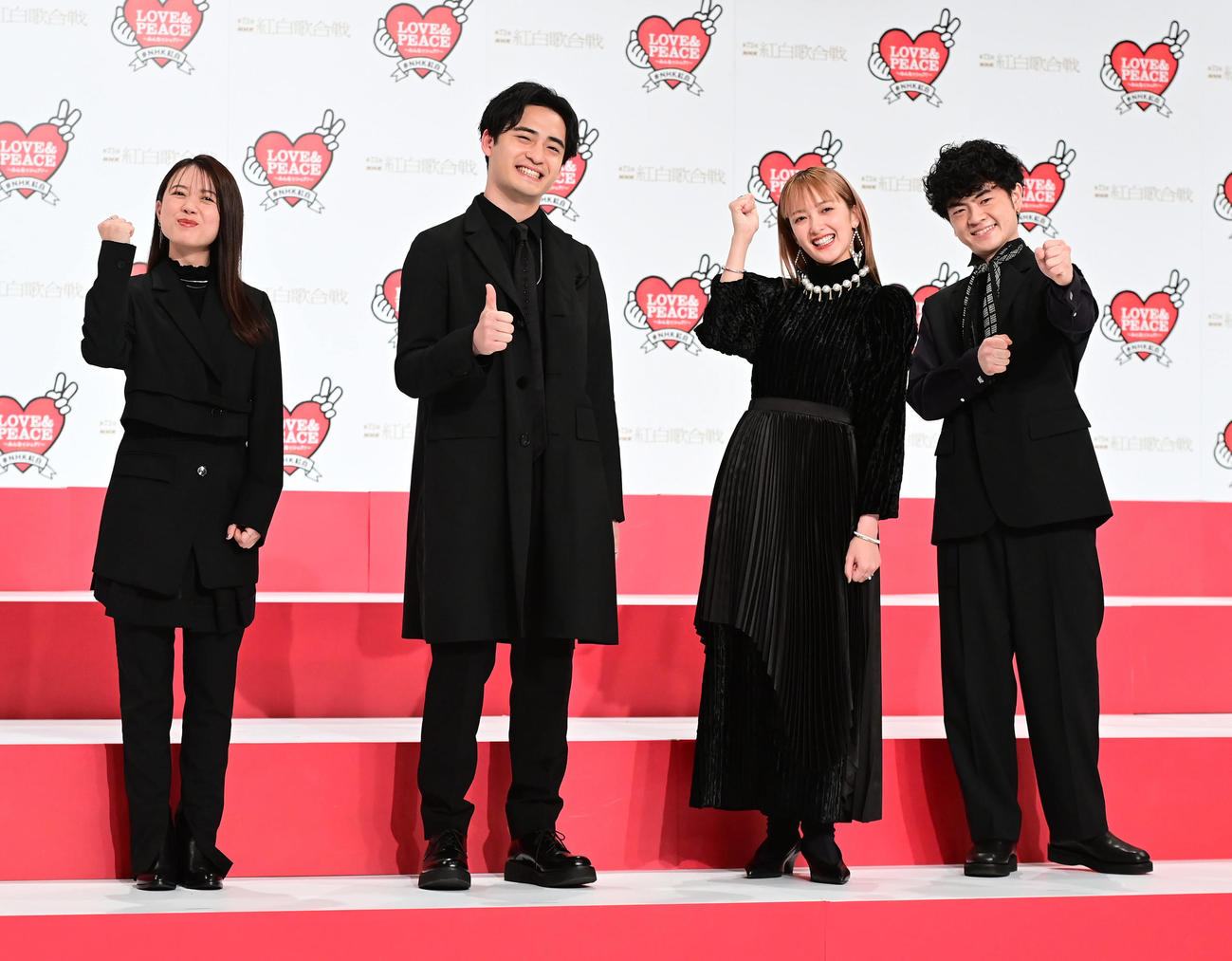 第73回NHK紅白歌合戦初出場が決まり会見に臨む緑黄色社会の、左からpeppe、小林壱誓、長屋晴子、穴見真吾（撮影・小沢裕）