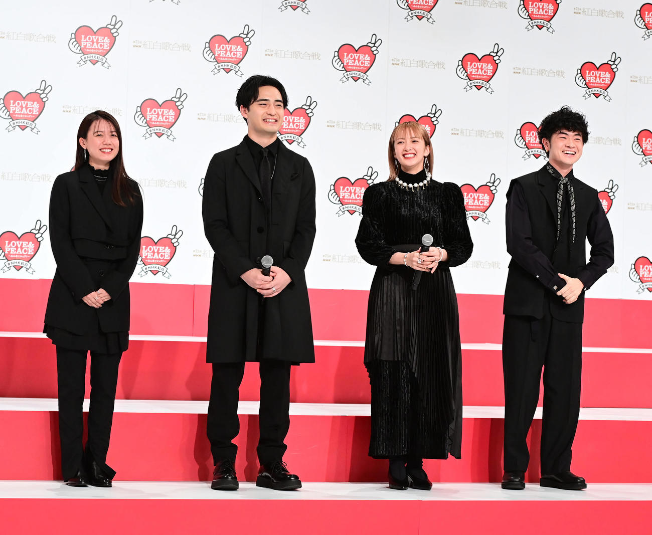 第73回NHK紅白歌合戦初出場が決まり会見に臨む緑黄色社会の、左からpeppe、小林壱誓、長屋晴子、穴見真吾（撮影・小沢裕）