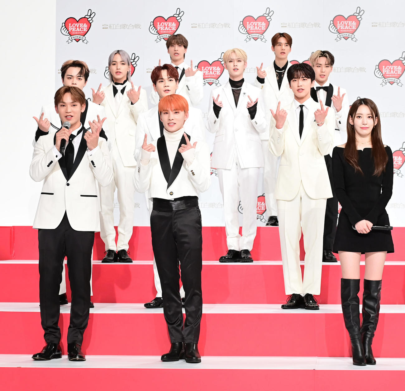 第73回NHK紅白歌合戦初出場が決まり記者会見に臨むJO1。右端はLE SSERAFIMのSAKURA（撮影・小沢裕）