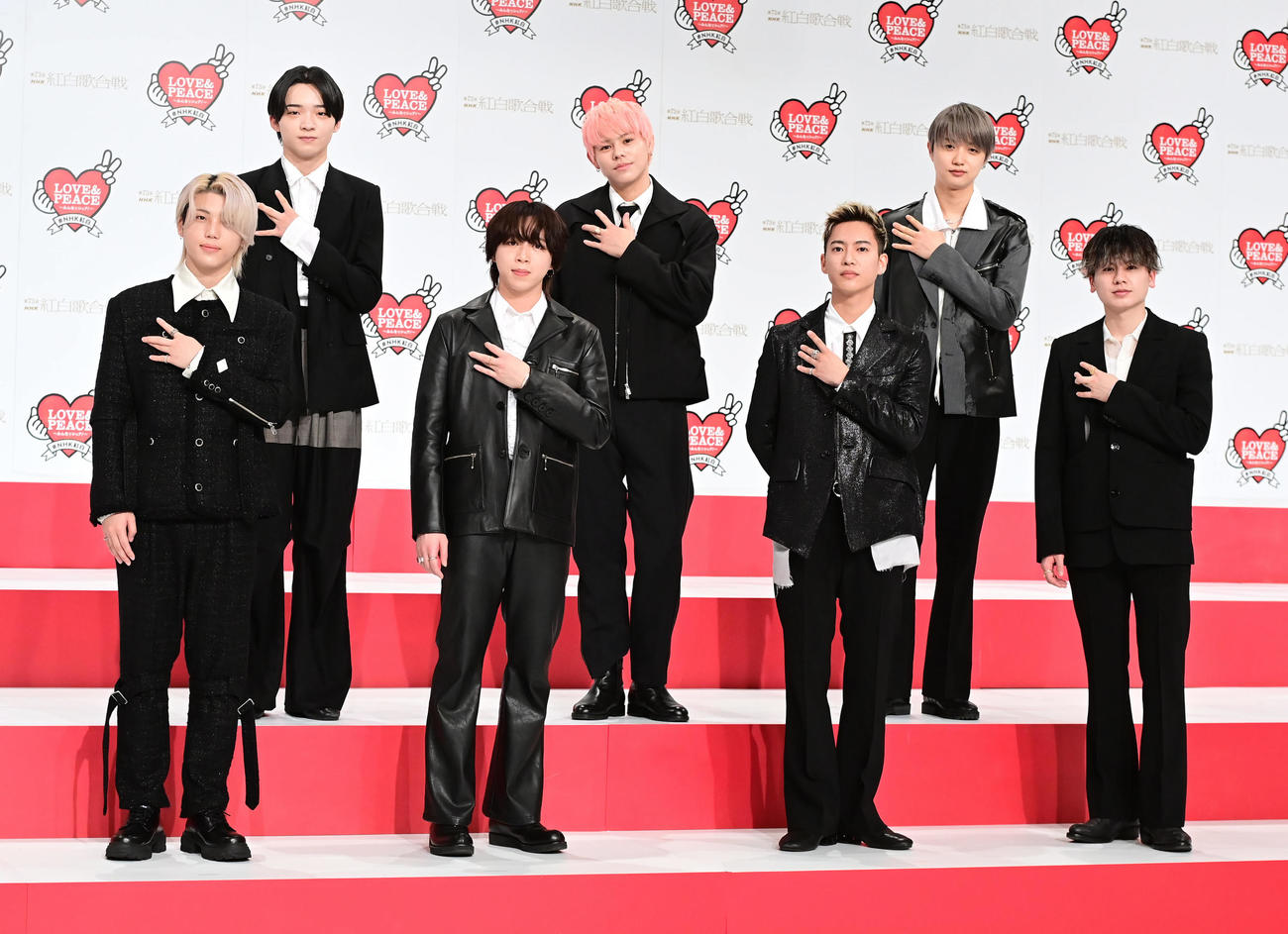 第73回NHK紅白歌合戦初出場が決まり会見に臨むBE：FIRSTの、前列左からSHUNTO、SOTA、RYOKI、MANATO、後列左からRYUHEI、LEO、JUNON（撮影・小沢裕）