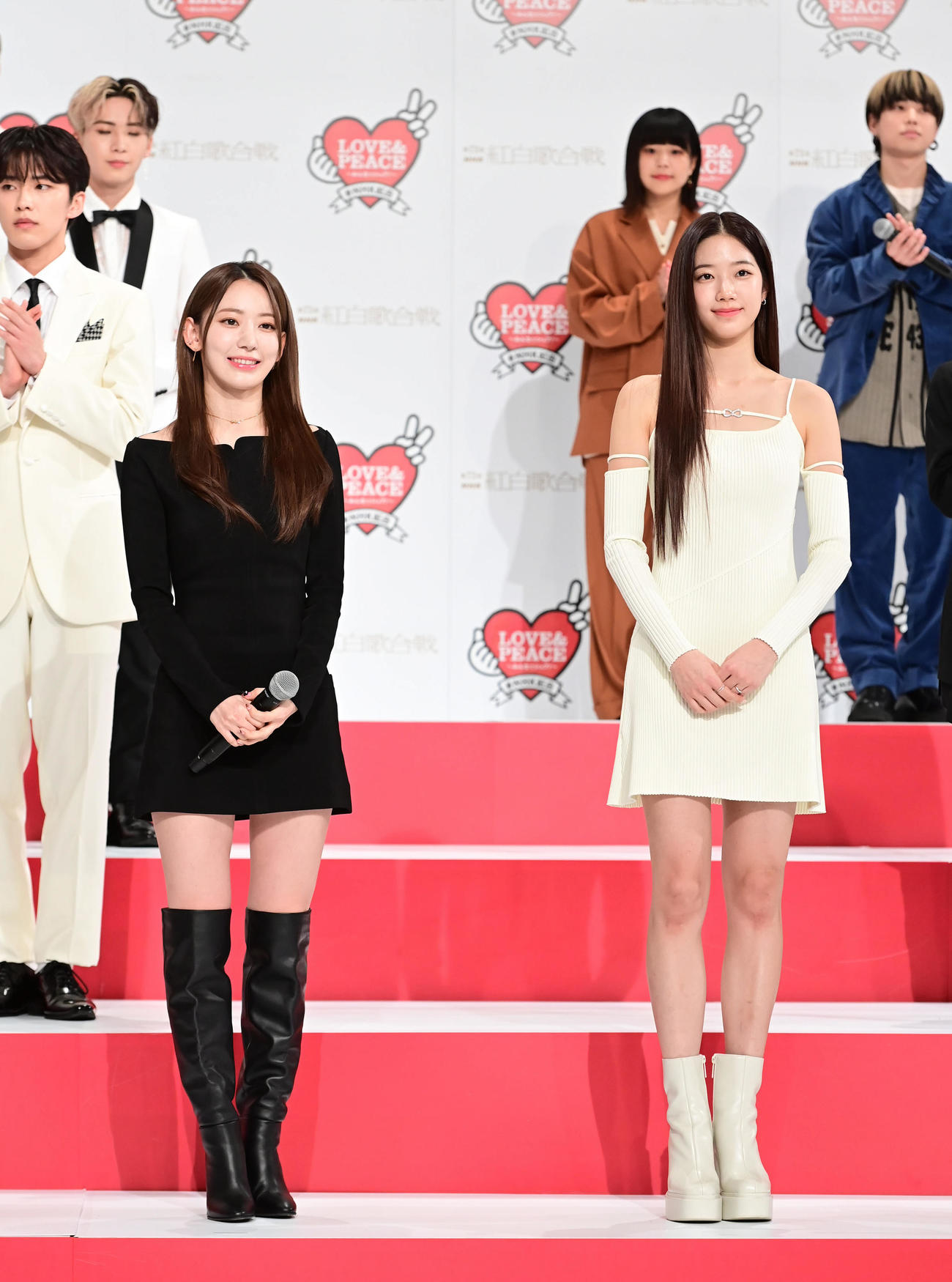 第73回NHK紅白歌合戦出場が決まり記者会見に臨むLE SSERAFIMのSAKURA（左）とKAZUHA（撮影・小沢裕）
