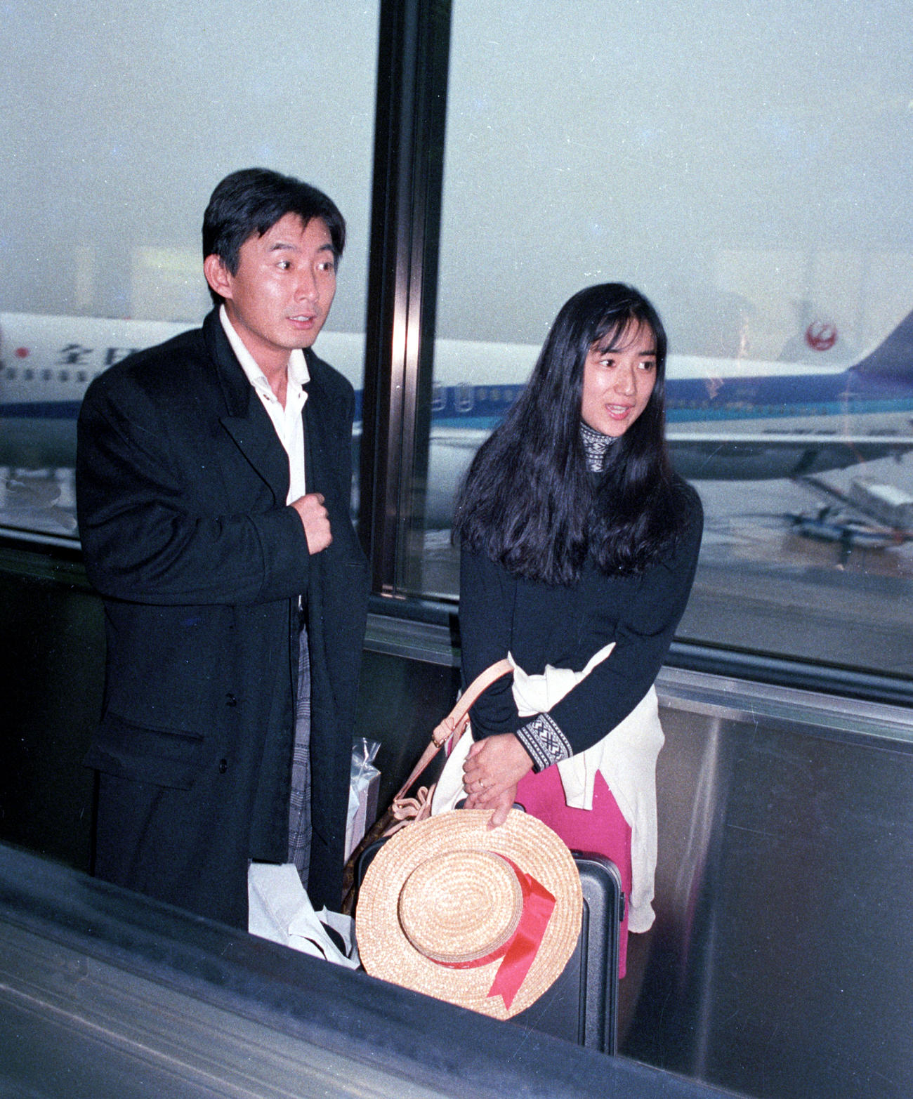 新婚旅行から帰国した石田純一（左）と松原千明さん（1988年10月撮影）