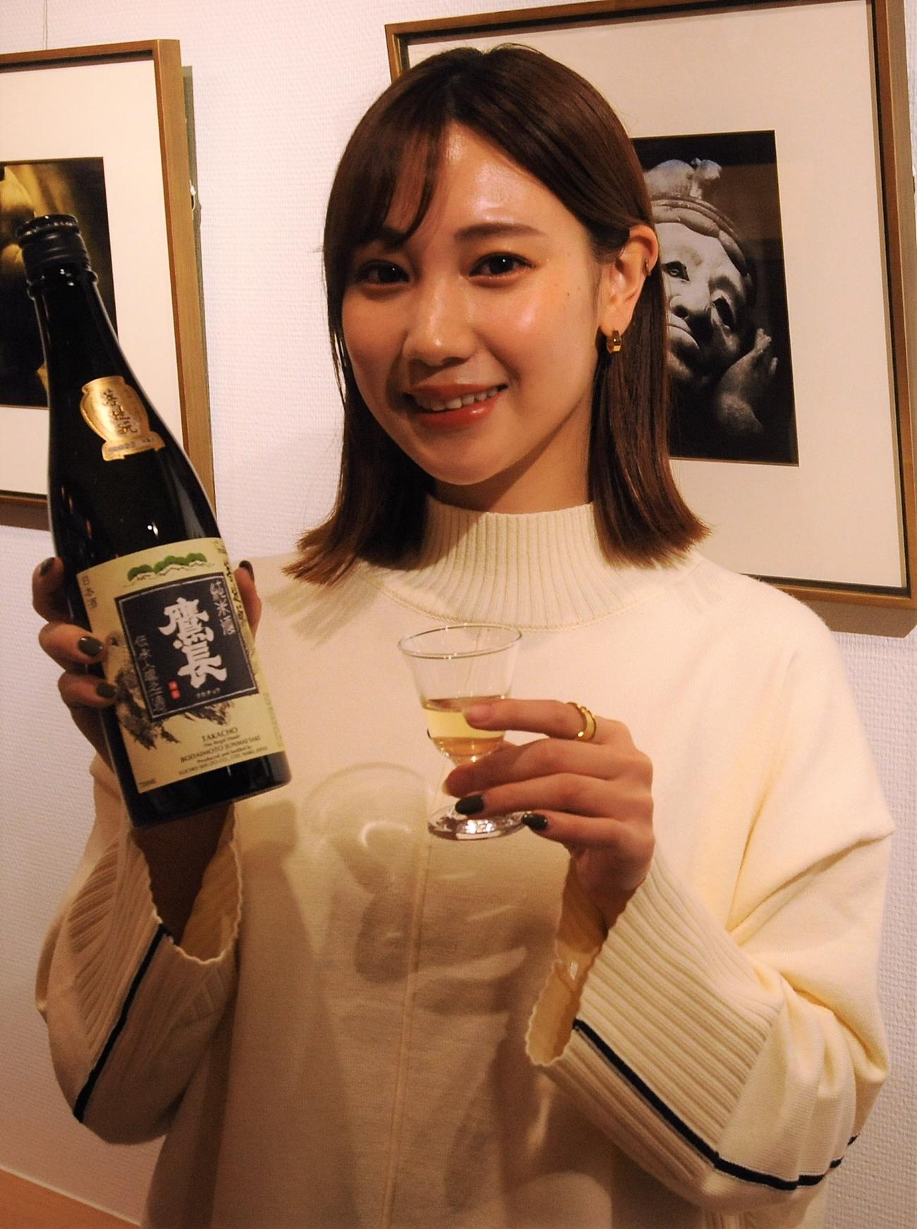 イベントで日本酒を試飲する高野祐衣