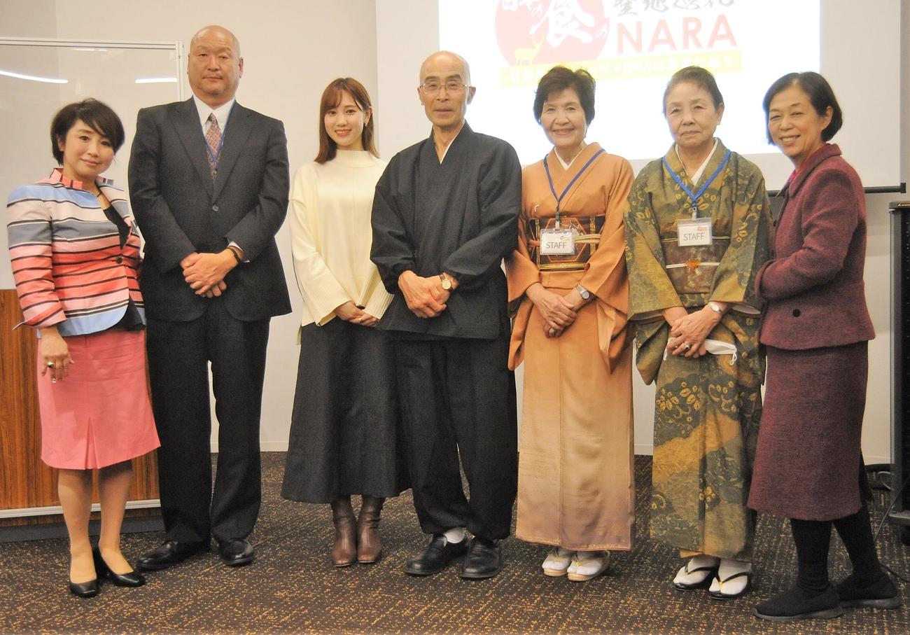 イベントに出席し記念写真に納まる高野祐衣（左から3人目）