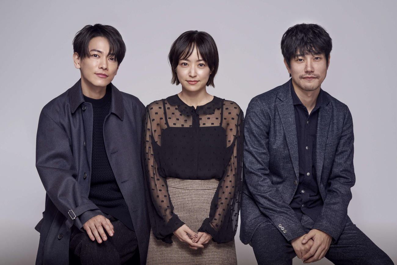 1月スタートのTBS系連続ドラマ「100万回言えばよかった」に出演する、左から佐藤健、井上真央、松山ケンイチ