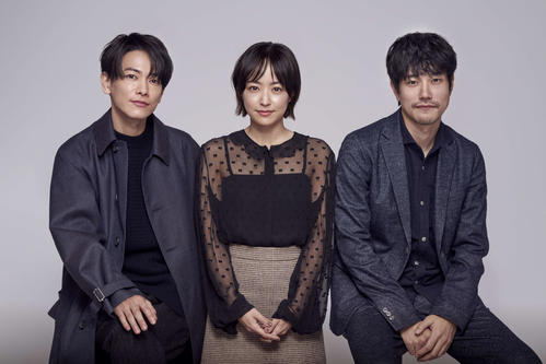 1月スタートのTBS系連続ドラマ「100万回言えばよかった」に出演する、左から佐藤健、井上真央、松山ケンイチ
