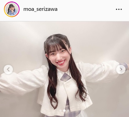 笑顔でポーズを取る芹澤もあ（芹澤もあのインスタグラムより）