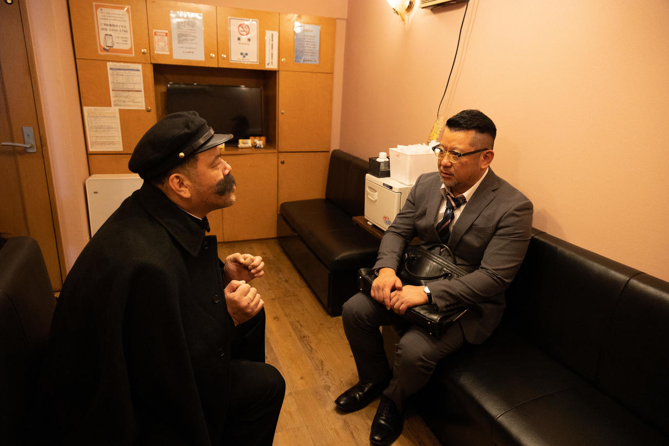 CSチャンネル「映画・チャンネルNECO」の風俗ドラマ「桃色探訪～伝説の風俗～」第7弾「上野編」に出演するくっきー！（左）とケンドーコバヤシ（C）日活・チャンネルNECO