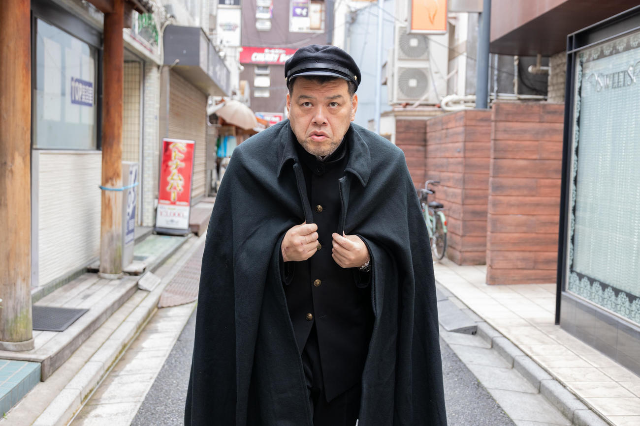 CSチャンネル「映画・チャンネルNECO」の風俗ドラマ「桃色探訪～伝説の風俗～」第7弾「上野編」に出演するくっきー！（C）日活・チャンネルNECO